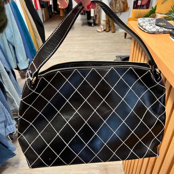 Chanel black leather bag with stitching - Picture 8 of 13